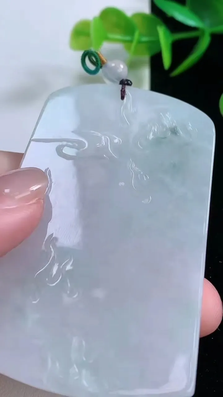 天然A货翡翠祥龙大日如来吊坠，尺寸69-44.5-5，重量:40.98g
11月25日