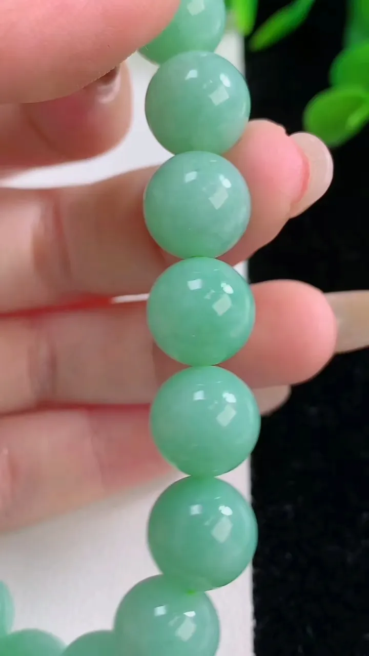 天然A货翡翠圆珠手串，尺寸10.8-20颗，重量:41.27g11月25日
工厂直销收藏佳品,种好水足，色泽均匀，有种有色，上手高大气！