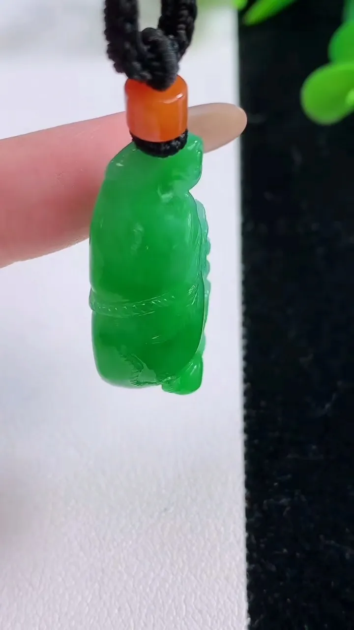 天然A货翡翠葫芦吊坠，尺寸34.3-19.6-11，重量:15.38g
11月25日