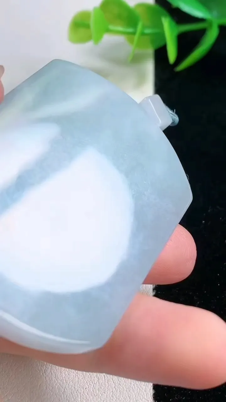 天然A货翡翠紫罗兰无事牌吊坠，尺寸56-42-6.3，重量:44.20g
11月25日