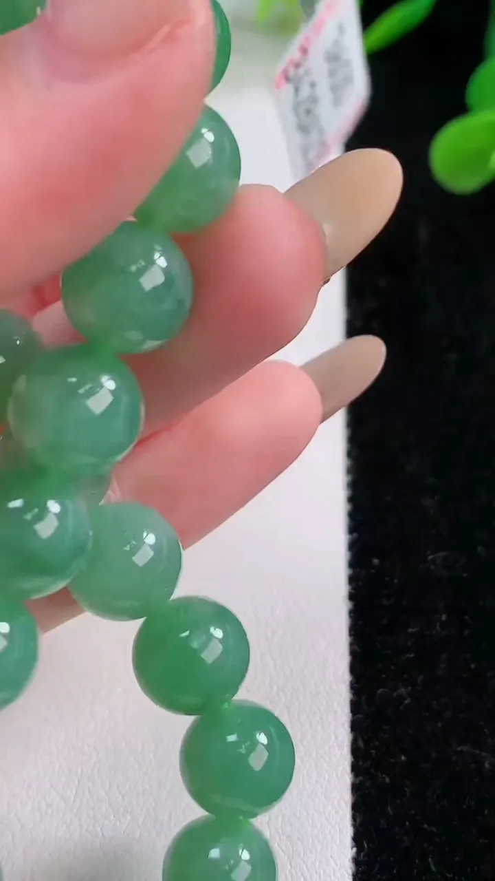 天然A货翡翠圆珠手串，尺寸9.8-20颗，重量:34.28g11月25日
工厂直销收藏佳品,种好水足，色泽均匀，有种有色，上手高大气！