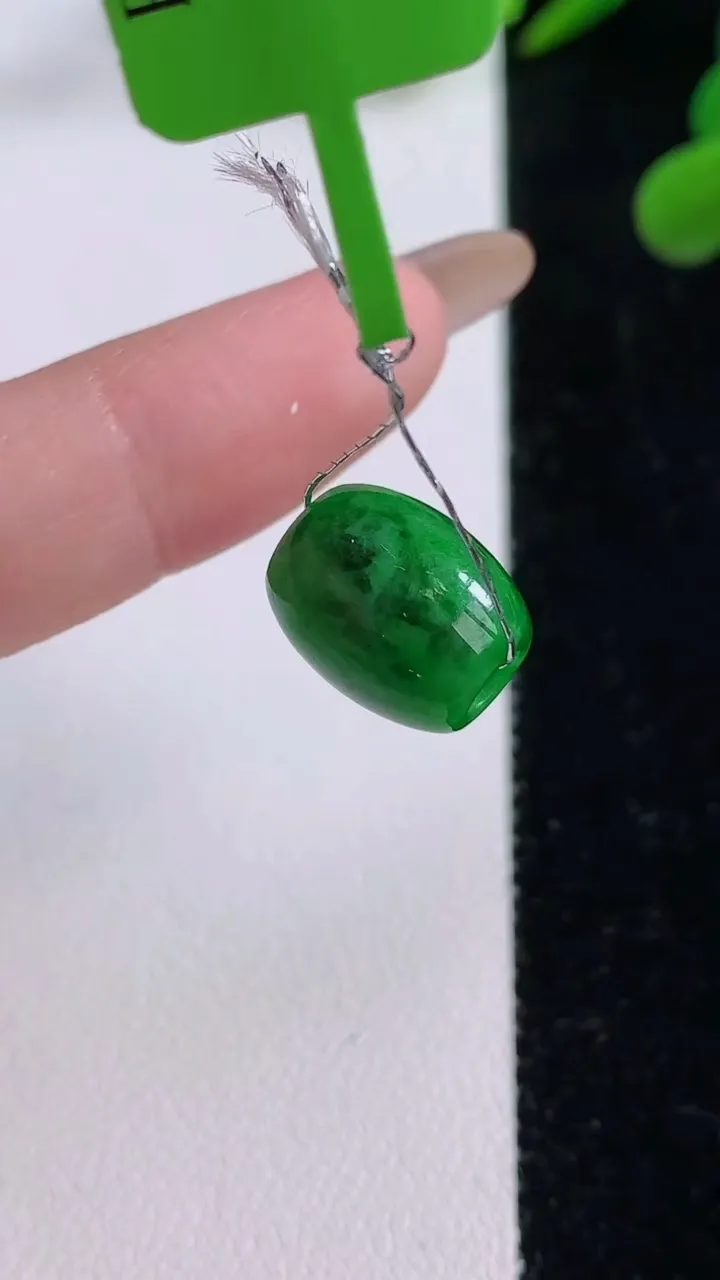 天然A货翡翠路路通吊坠，尺寸12.5-9.8，重量:2.69g
11月25日