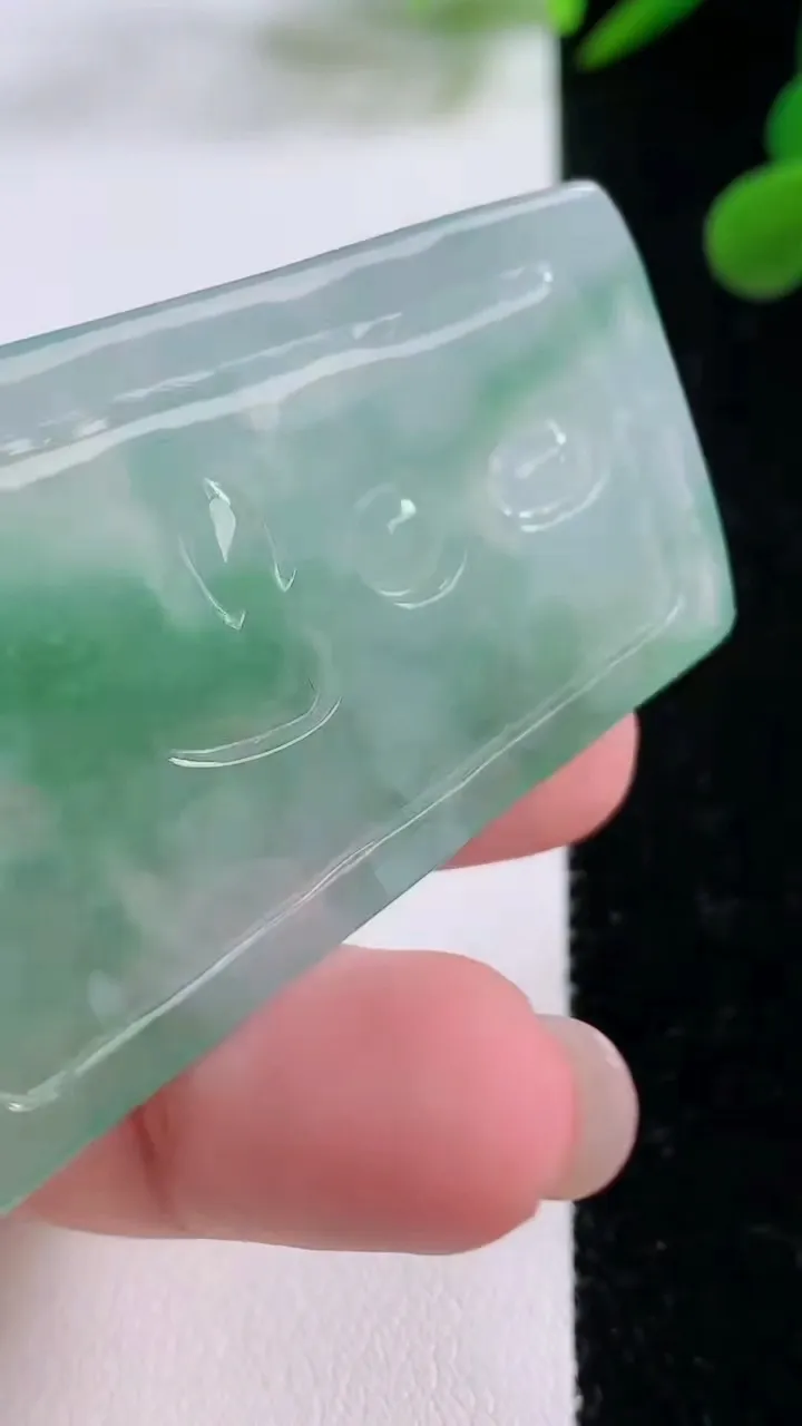 天然A货翡翠普贤菩萨吊坠，尺寸51.4-36.2-4.8，重量:20.00g
11月25日