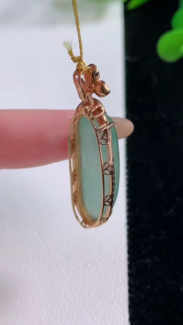 天然A货翡翠福瓜吊坠，尺寸39.3-11-8.1，裸石28.6-8.8重量:5.81g
11月25日