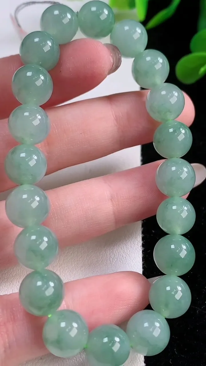 天然A货翡翠圆珠手串，尺寸9.1-20颗，重量:31.50g11月25日
工厂直销收藏佳品,种好水足，色泽均匀，有种有色，上手高大气！