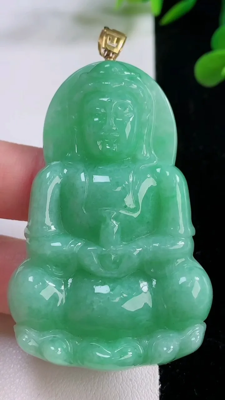 天然A货翡翠观音菩萨吊坠，尺寸60.6-39.7-7.6，重量:31.59g
11月25日