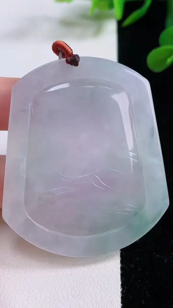 天然A货翡翠龙牌吊坠，尺寸57-48.2-5.6，重量:33.15g
11月25日