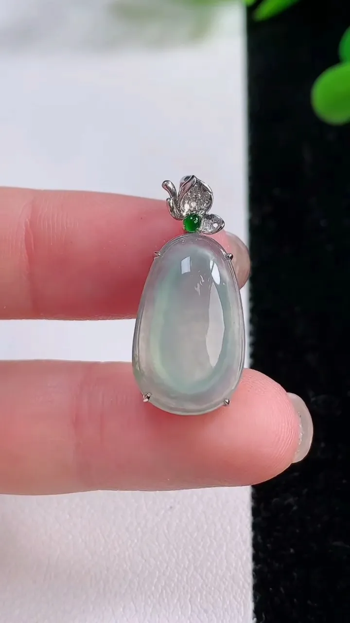 天然A货翡翠福瓜吊坠，尺寸18.9-11.8-8.3，重量:2.94g
11月25日