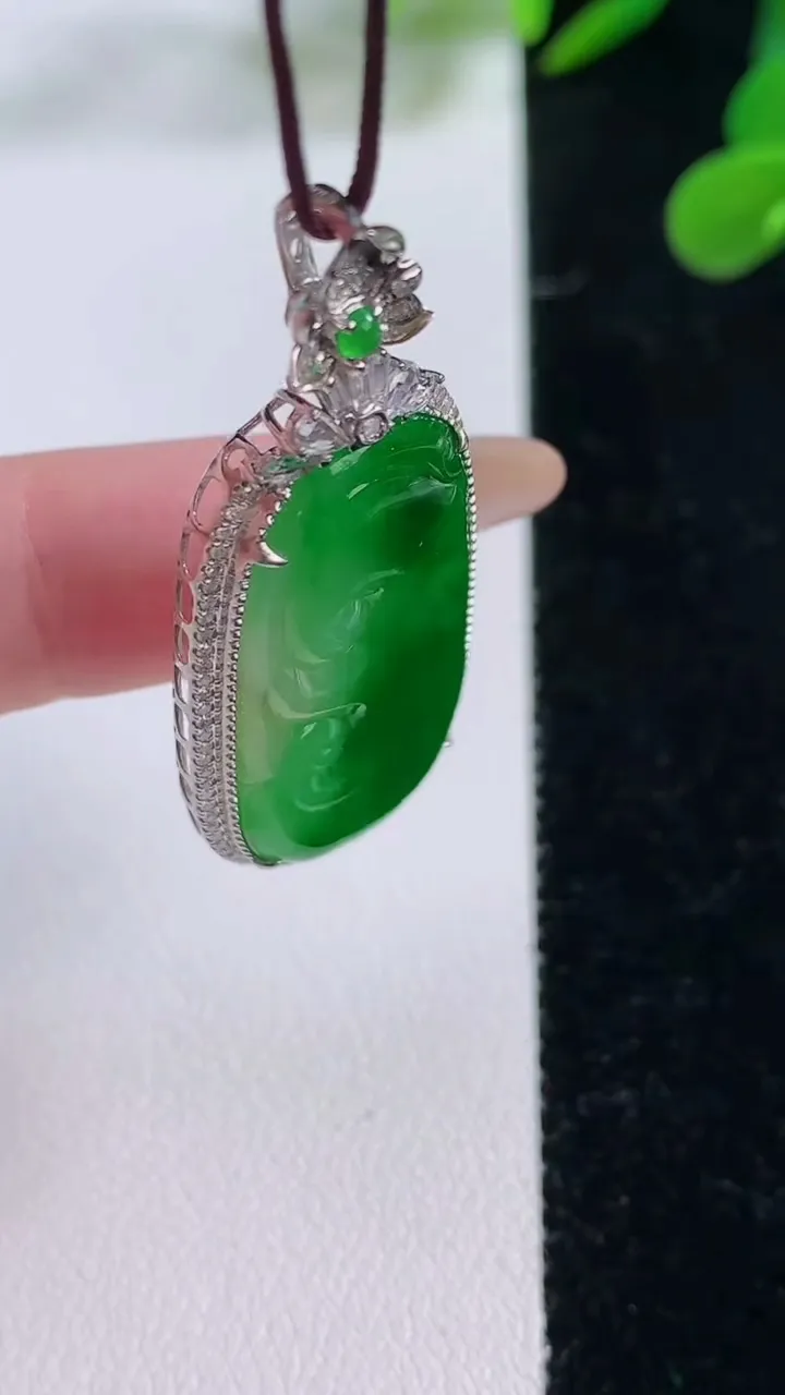 天然A货翡翠如意吊坠，尺寸43.2-18-5.2，裸石30-16.4重量:5.41g
11月25日