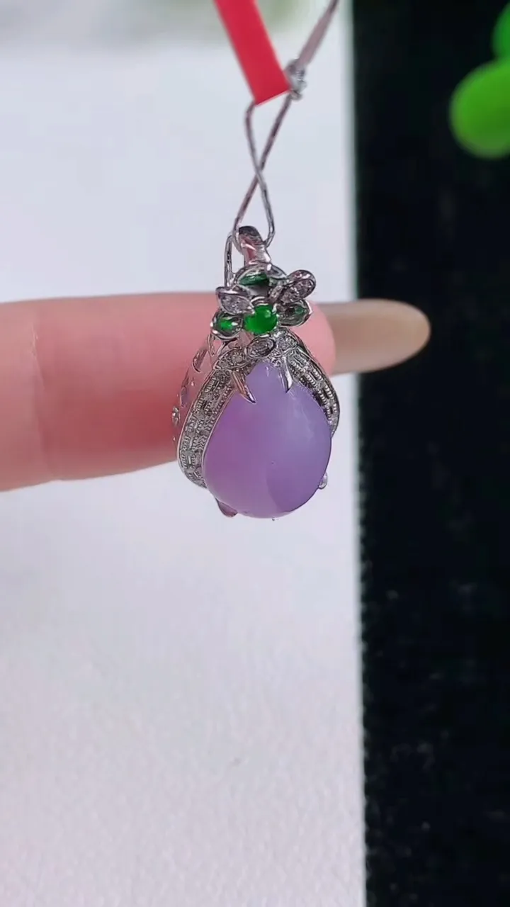 天然A货翡翠18K金紫罗兰水滴吊坠，尺寸24-11.5-8.6，裸石14.2-8.8重量:2.26g
11月25日