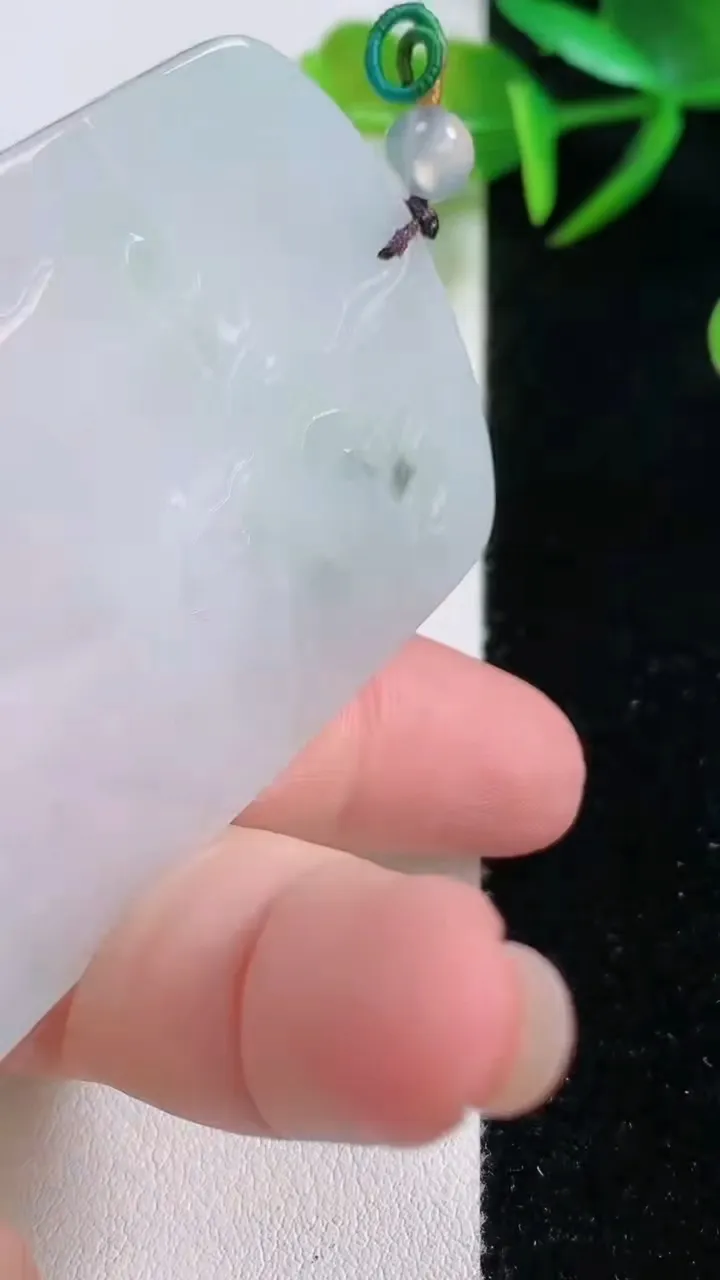 天然A货翡翠祥龙大日如来吊坠，尺寸69-44.5-5，重量:40.98g
11月25日