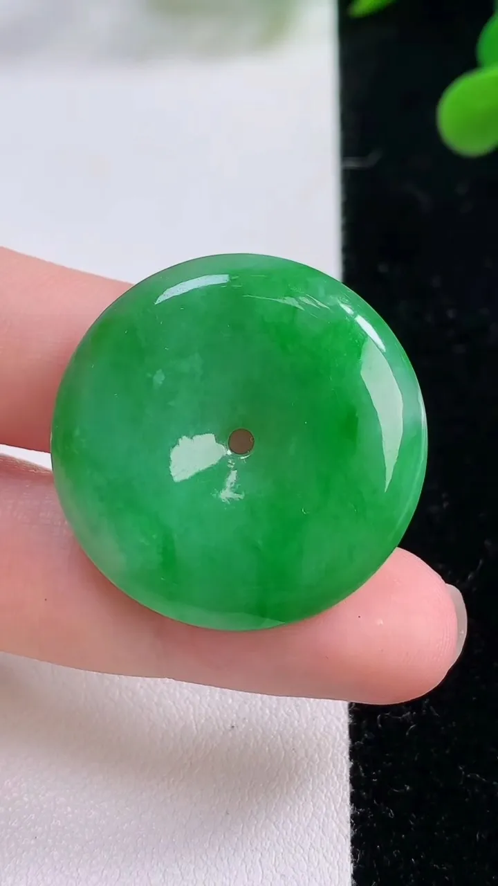 天然A货翡翠平安扣吊坠，尺寸29.7-5.2，重量:9.70g
11月25日