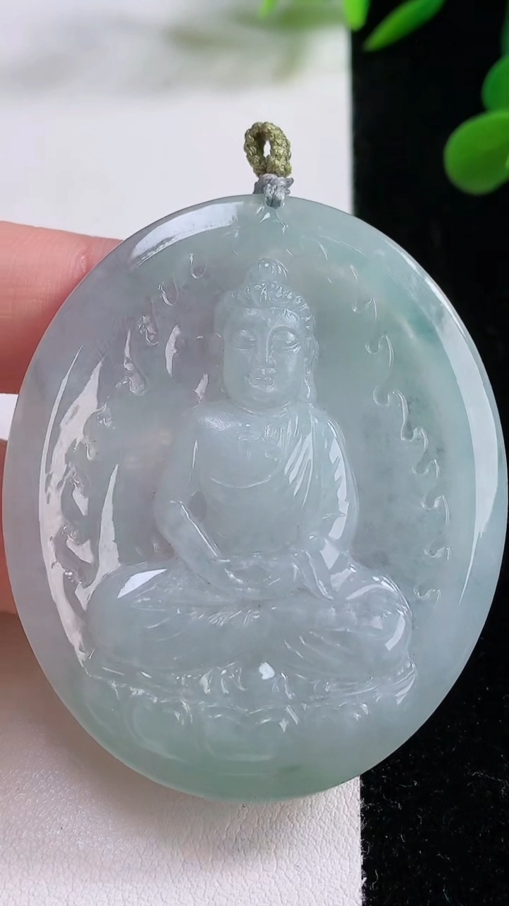 天然A货翡翠大日如来吊坠，尺寸54-45-5.3，重量:26.33g
11月25日