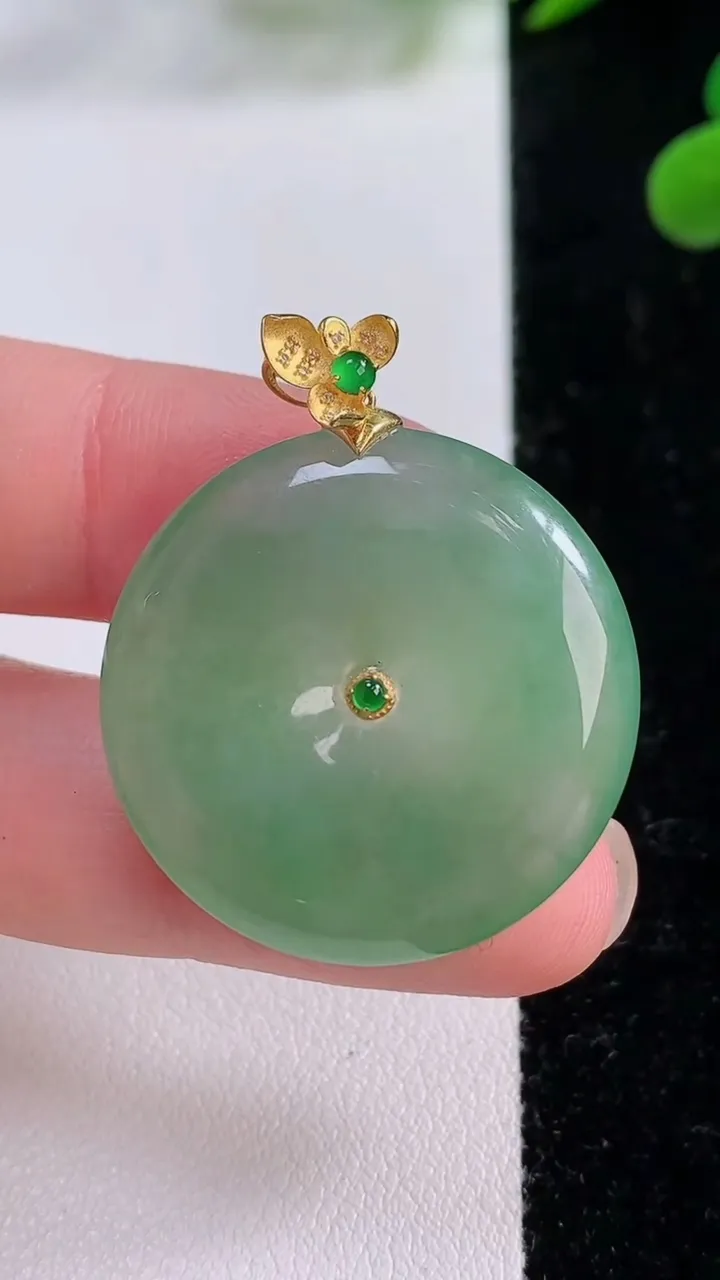天然A货翡翠平安扣吊坠，尺寸28.9-5.7，重量:10.42g
11月25日