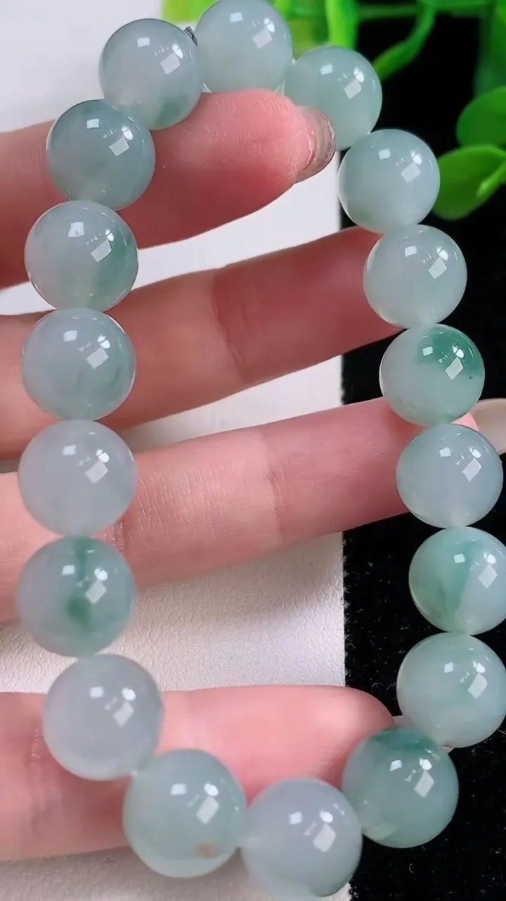 天然A货翡翠种飘花圆珠手串，尺寸10.8-19颗，重量:40.69g11月25日
工厂直销收藏佳品,种好水足，色泽均匀，有种有色，上手高大气！