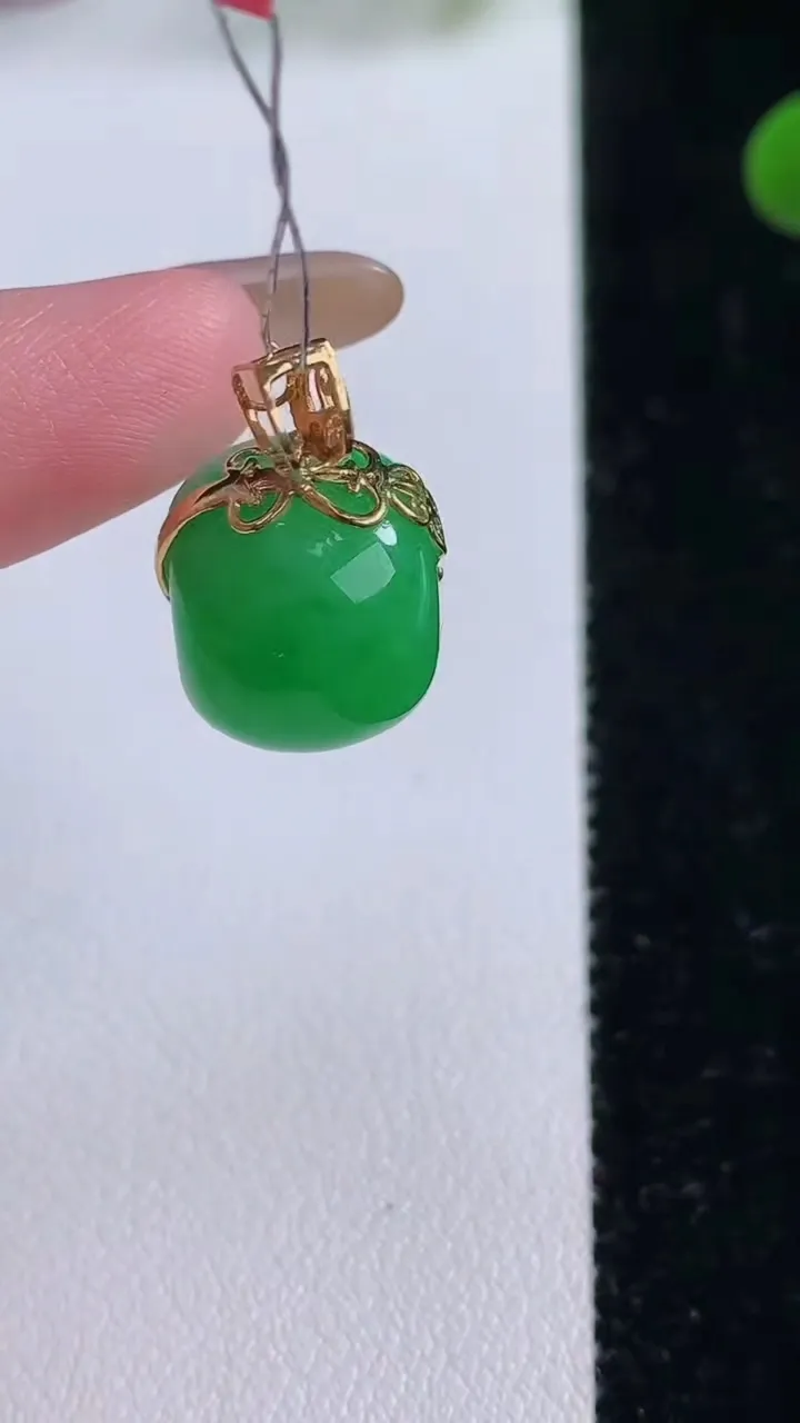 天然A货翡翠路路通吊坠，尺寸14-12.2，重量:5.17g
11月25日