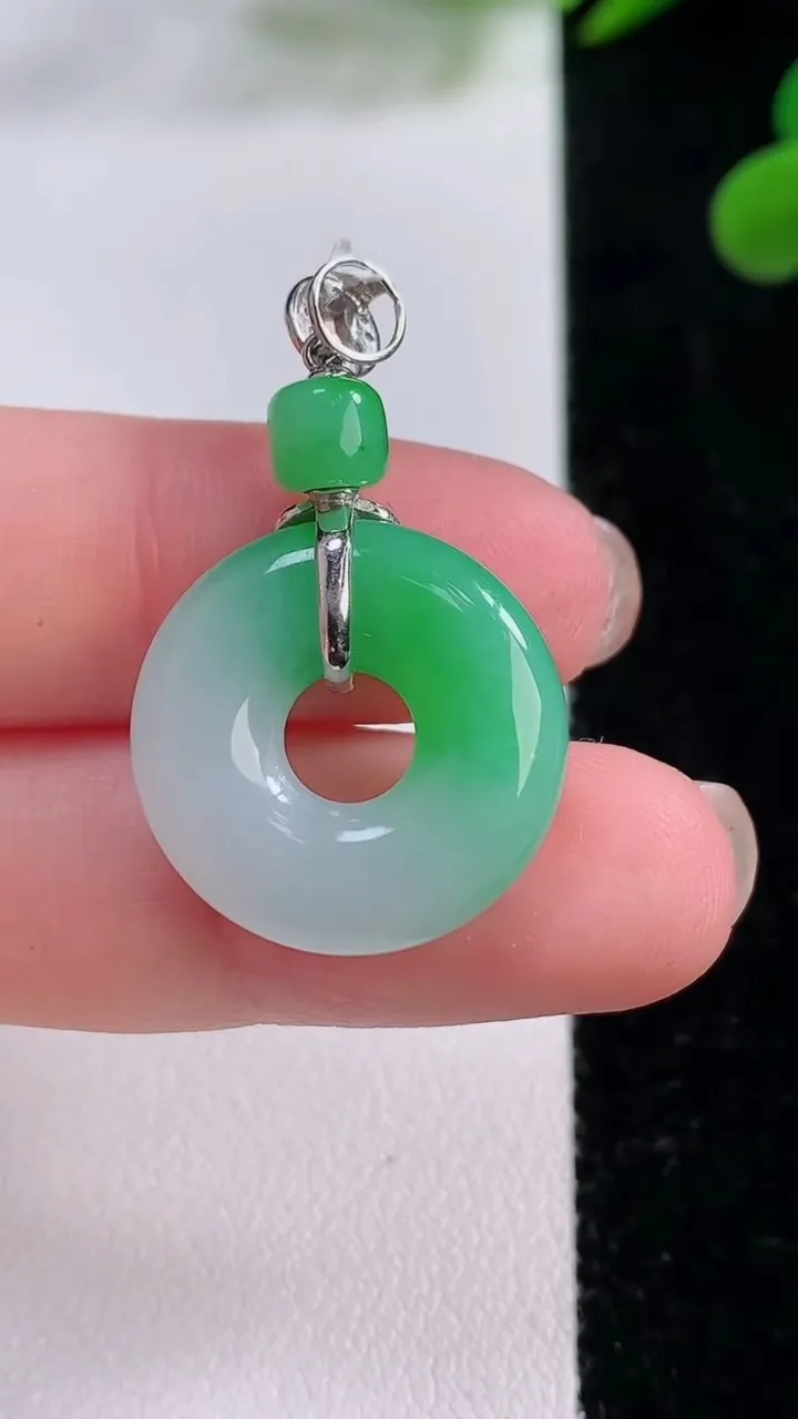 天然A货翡翠平安环吊坠，尺寸20-5.5，重量:5.31g
11月25日