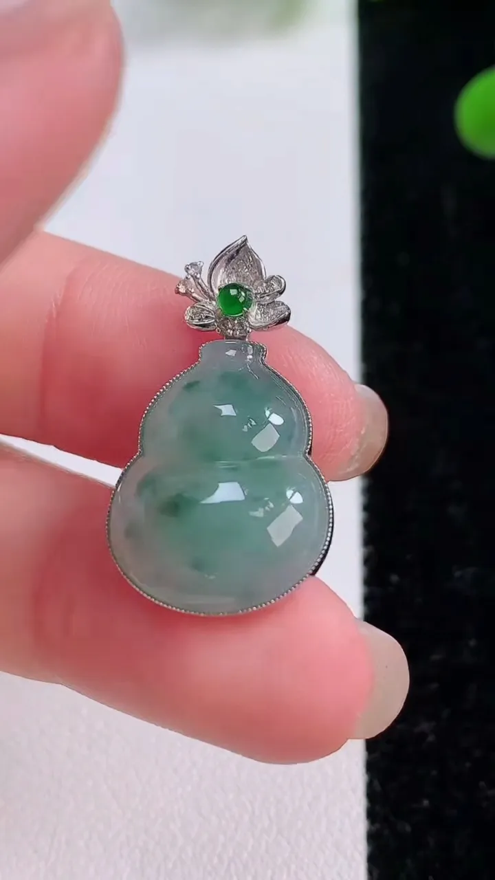 天然A货翡翠种飘花葫芦吊坠，尺寸20-15.2-4.9，重量:3.17g
11月25日