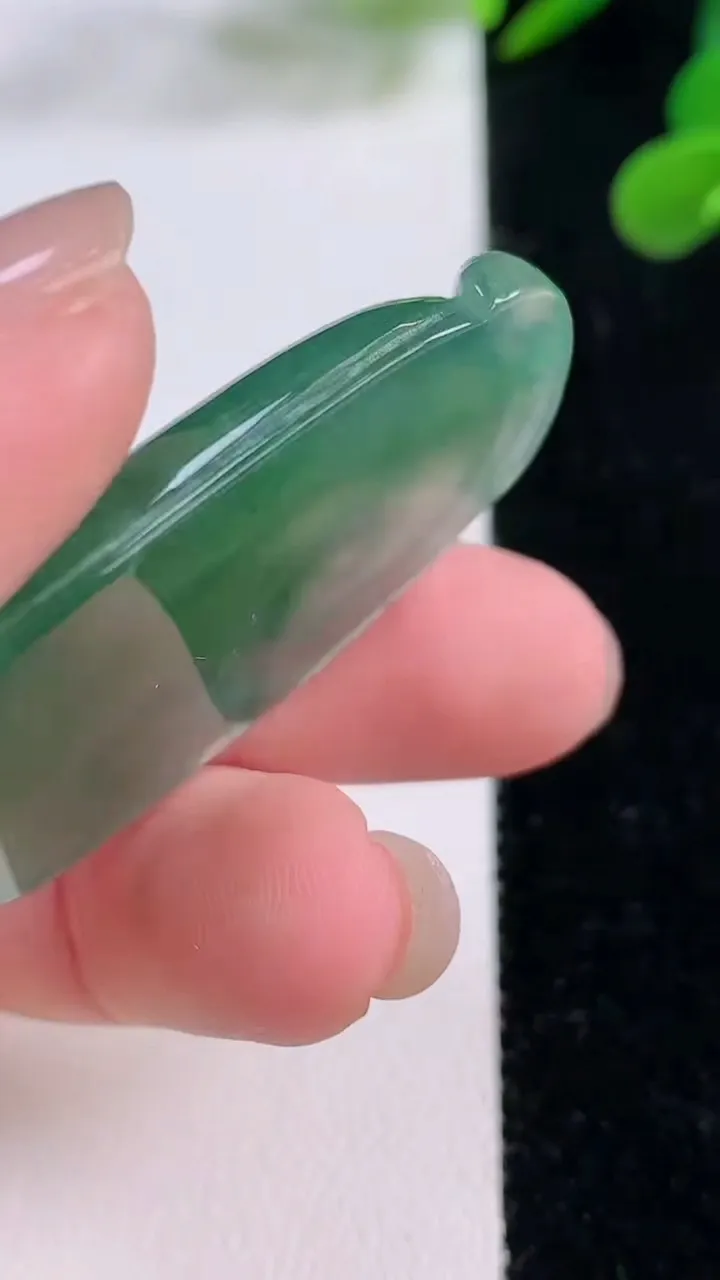 天然A货翡翠如意吊坠，尺寸42.6-23.4-6，重量:14.71g
11月25日