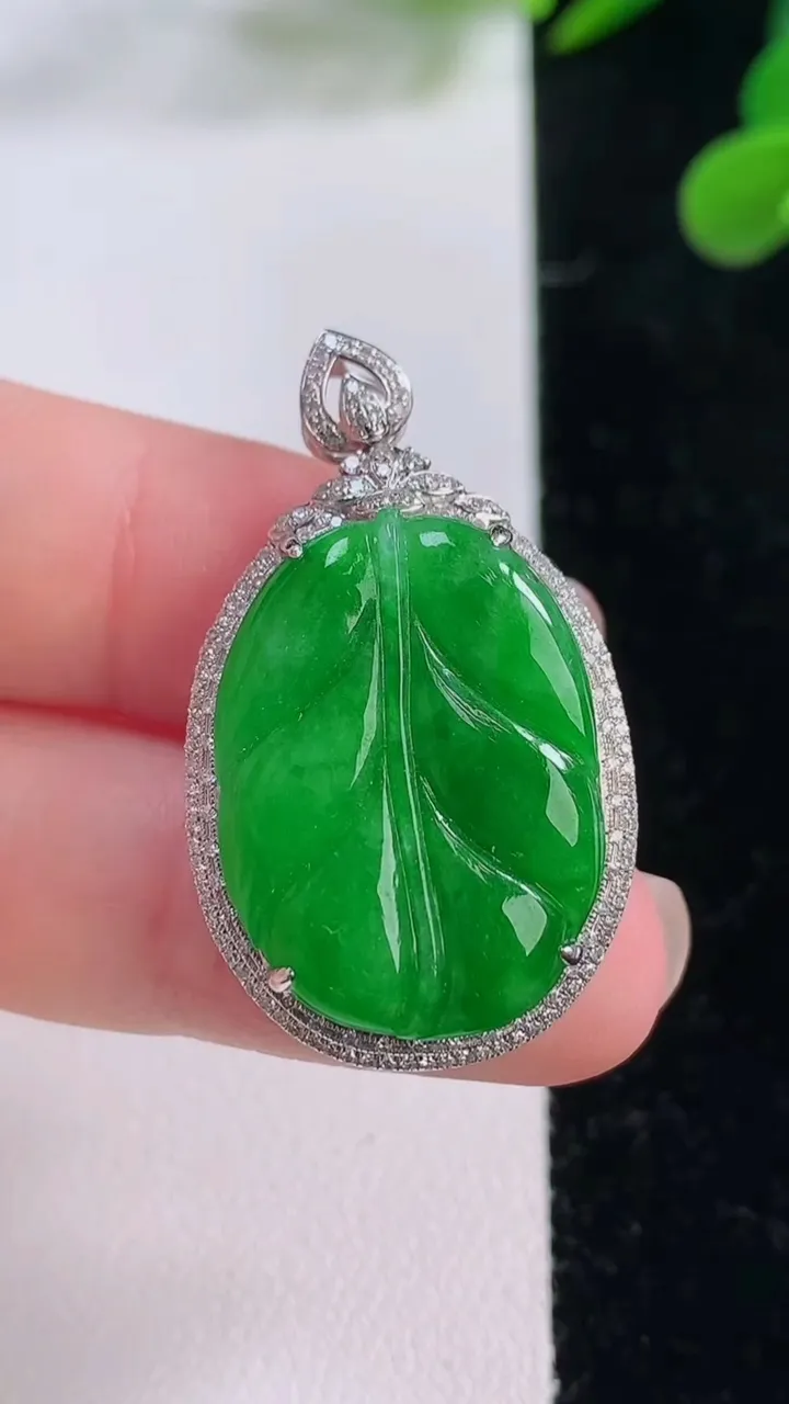 天然A货翡翠金枝玉叶 叶子吊坠，尺寸34.2-20.6-8.1，裸石23.5-16.8重量:6.62