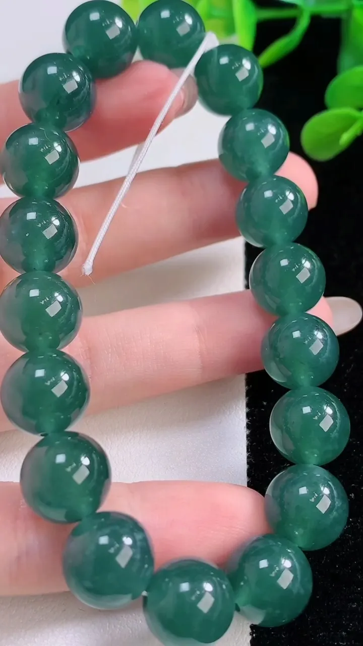 天然A货翡翠圆珠手串，尺寸11.6-18颗，重量:51.09g11月25日
工厂直销收藏佳品,种好水