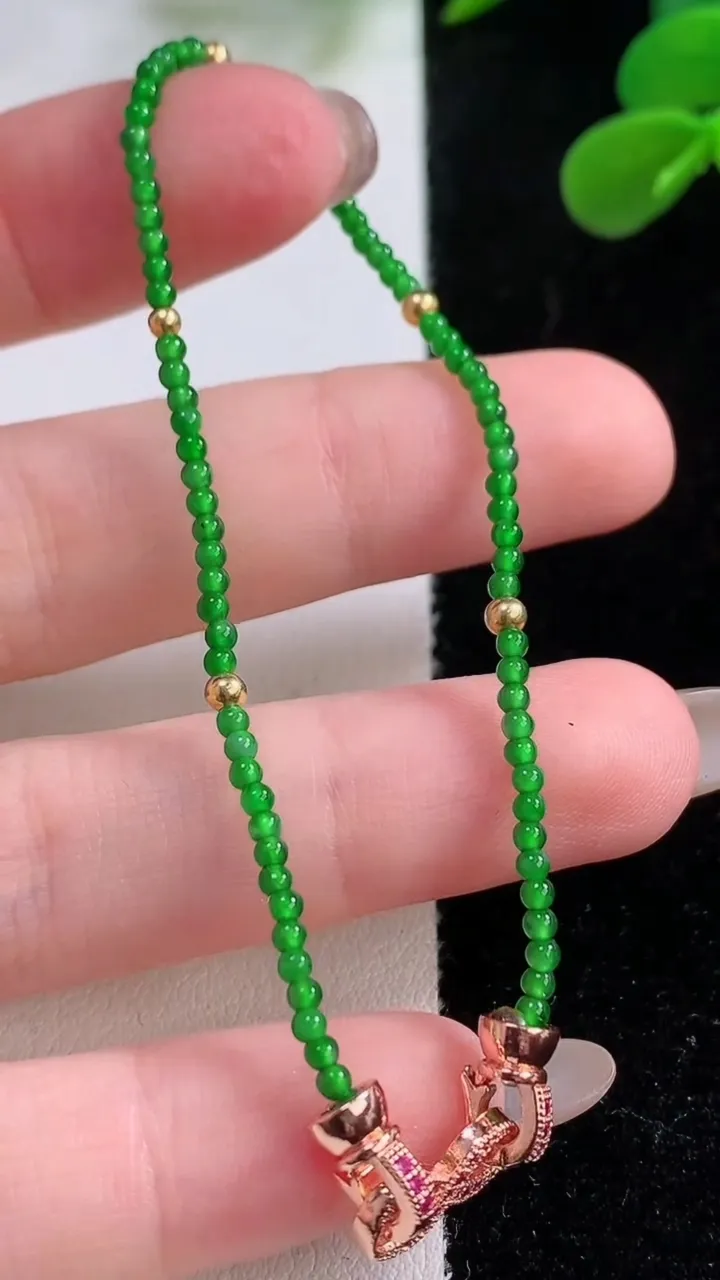 天然A货翡翠小米珠手串，尺寸1.8-80颗，重量:2.36g11月25日
工厂直销收藏佳品,种好水足，色泽均匀，有种有色，上手高大气！