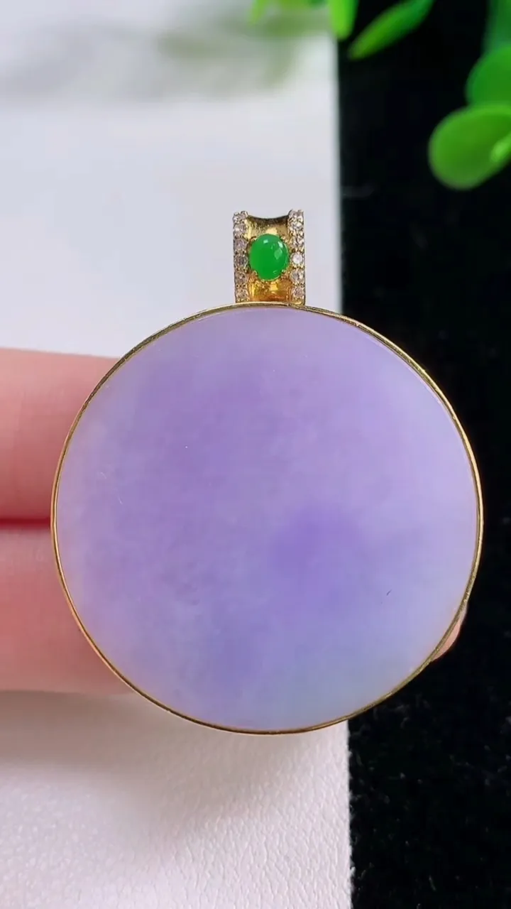 天然A货翡翠18K金紫罗兰无事牌吊坠，尺寸33.5-11.5，重量:36.22g
11月25日