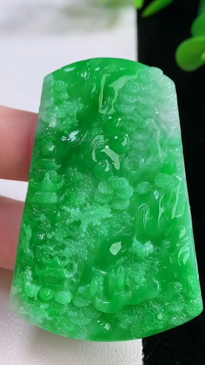 天然A货翡翠山水牌吊坠，尺寸59-39-5.2，重量:26.81g
11月25日