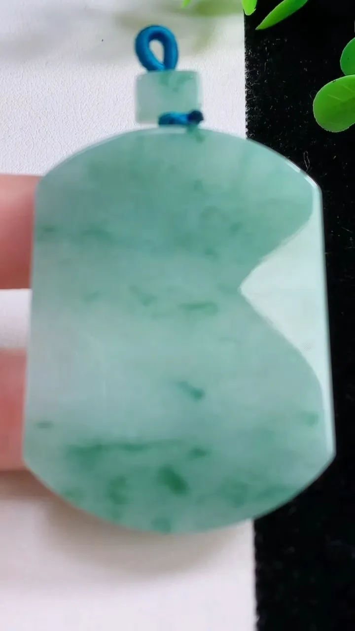 天然A货翡翠无事牌吊坠，尺寸52-39.7-5.7，重量:35.77g
11月25日