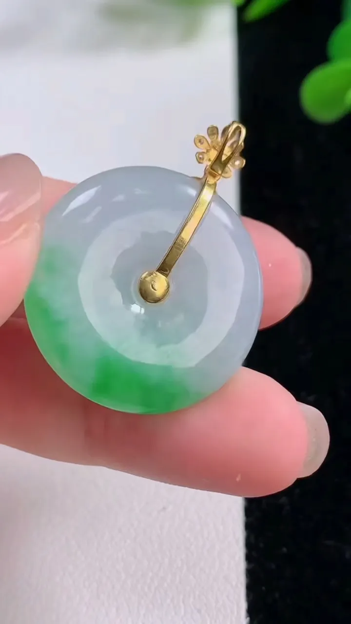 天然A货翡翠平安扣吊坠，尺寸26-5.7，重量:9.12g
11月25日