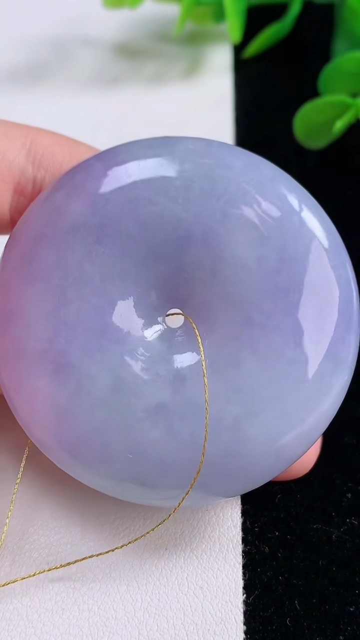 天然A货翡翠紫罗兰平安扣吊坠，尺寸51.2-12.8，重量:73.46g
11月25日