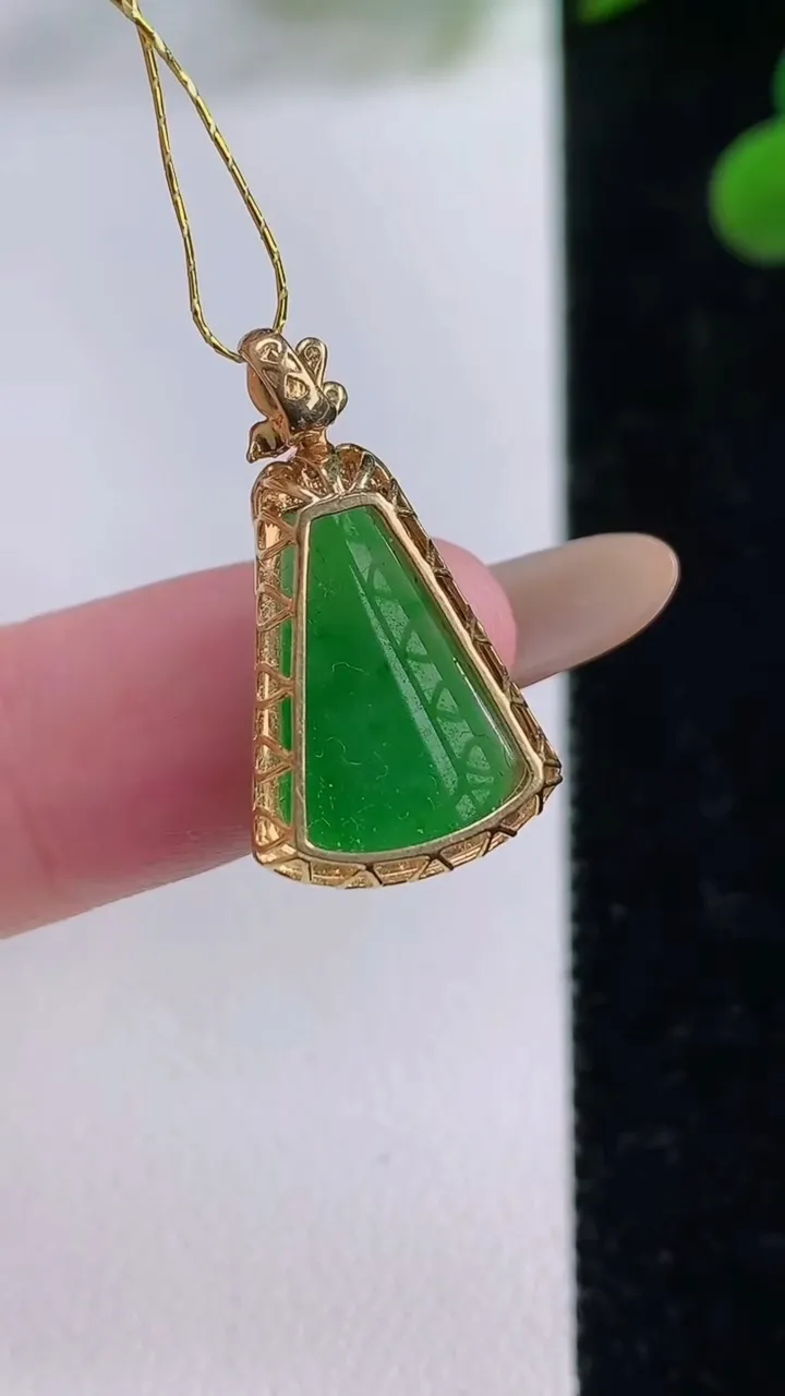 天然A货翡翠无事牌吊坠，尺寸2.7-12.8-6.4，裸石15-11.6重量:1.75g
11月25日