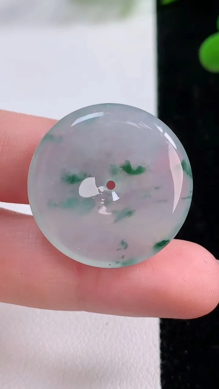 天然A货翡翠冰种飘花平安扣吊坠，尺寸27-4.6，重量:7.87g
11月25日