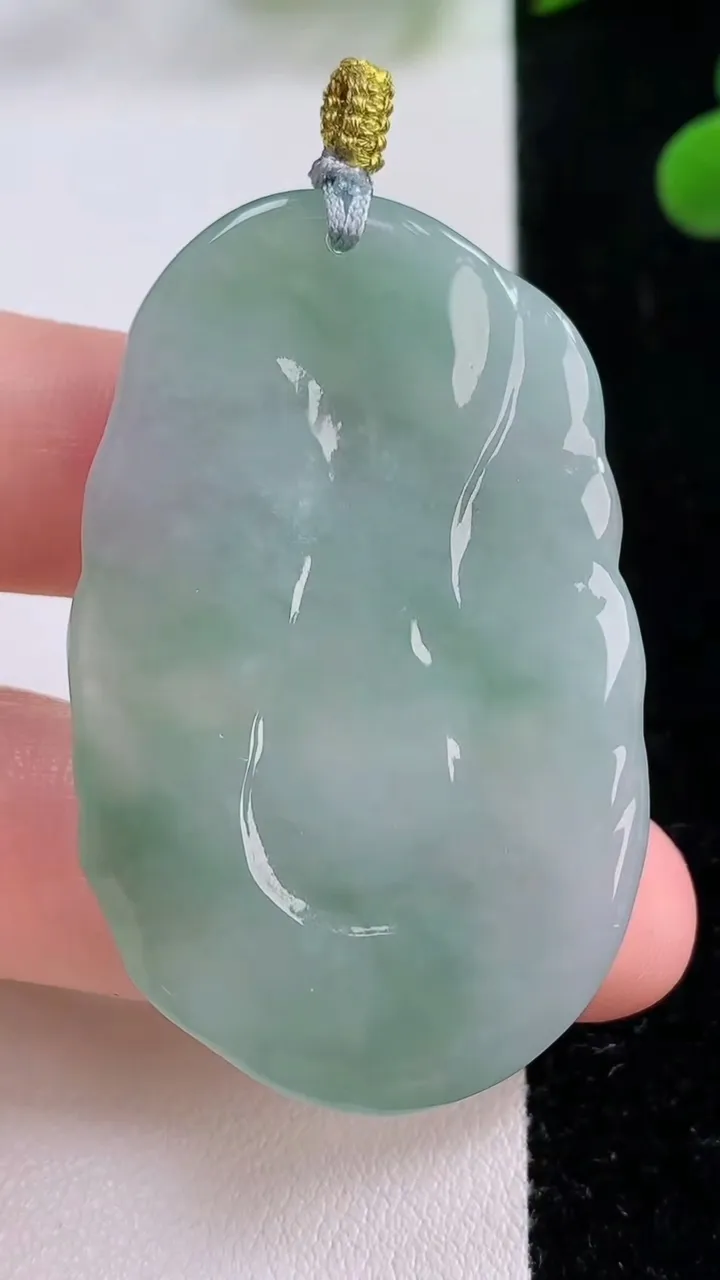 天然A货翡翠钟馗吊坠，尺寸49.5-30.8-5.1，重量:17.35g
11月25日