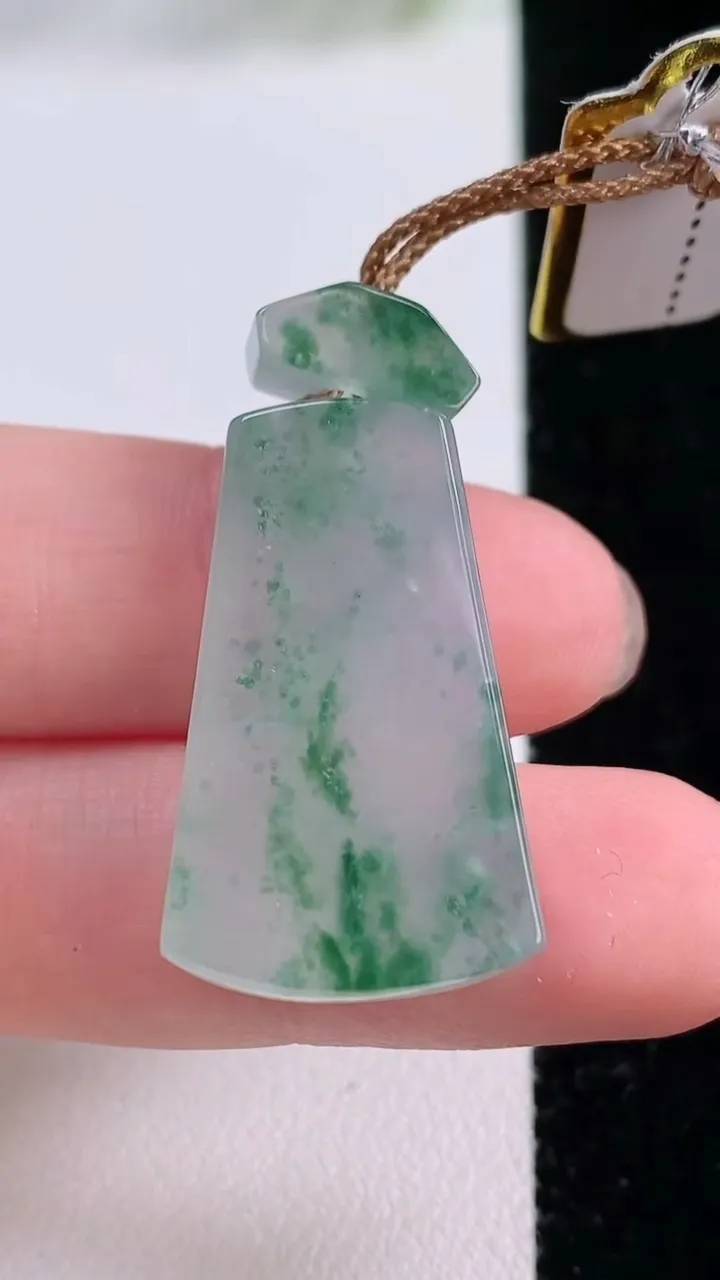 天然A货翡翠冰种飘花仿古无事牌吊坠，尺寸27.7-17.2-5.7，重量:8.51g
11月25日