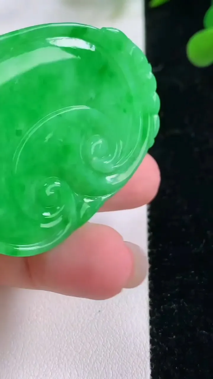 天然A货翡翠如意吊坠，尺寸48.8-37-5.3，重量:19.83g
11月25日