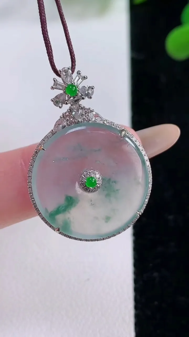 天然A货翡翠种飘花平安扣吊坠，尺寸31.3-22.3-7.2，裸石20重量:4.78g
11月25日