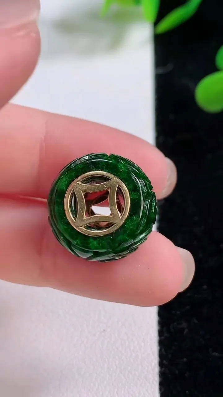 天然A货翡翠路路通吊坠，尺寸17.4-11.2，重:6.30g
11月25日