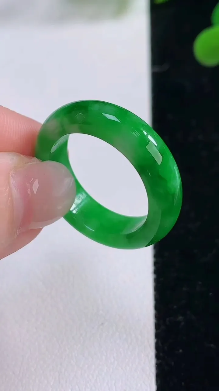 天然A货翡翠指环戒指，尺寸20-6-3.6，重量:5.66g2025年11月25日
工厂直销收藏佳品,种好水足，色泽均匀，有种有色，上手高大气！