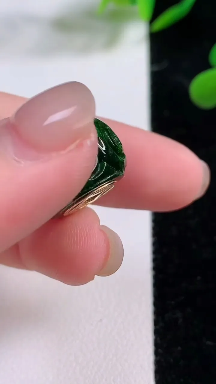 天然A货翡翠路路通吊坠，尺寸17.4-11.2，重:6.30g
11月25日