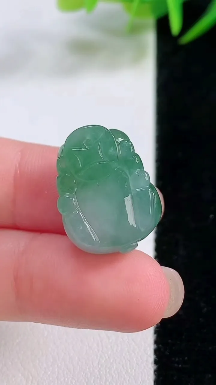 天然A货翡翠貔貅吊坠，尺寸20-15.6-10.6，重量:6.68g
11月25日