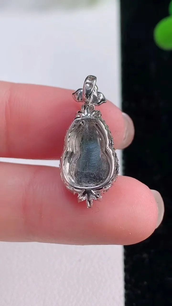 天然A货翡翠葫芦吊坠，尺寸24.5-11-7.4，裸石13.2-7.5重量:2.21g
11月25日