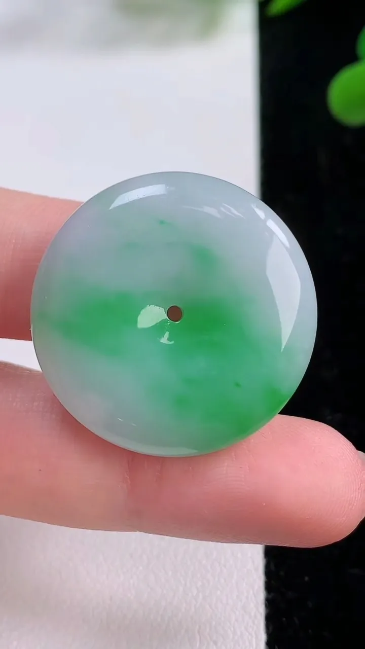 天然A货翡翠平安扣吊坠，尺寸28.8-6.3，重量:12.05g
11月25日