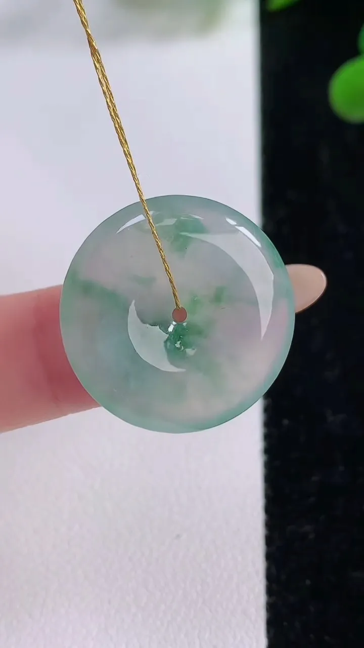 天然A货翡翠冰种飘花平安扣吊坠，尺寸22.7-4.4，重量:5.04g
11月25日