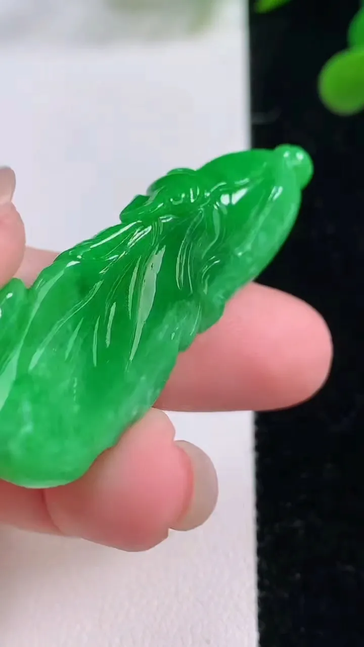 天然A货翡翠白菜吊坠，尺寸50-17.5-7.2，重量:12.99g
11月25日