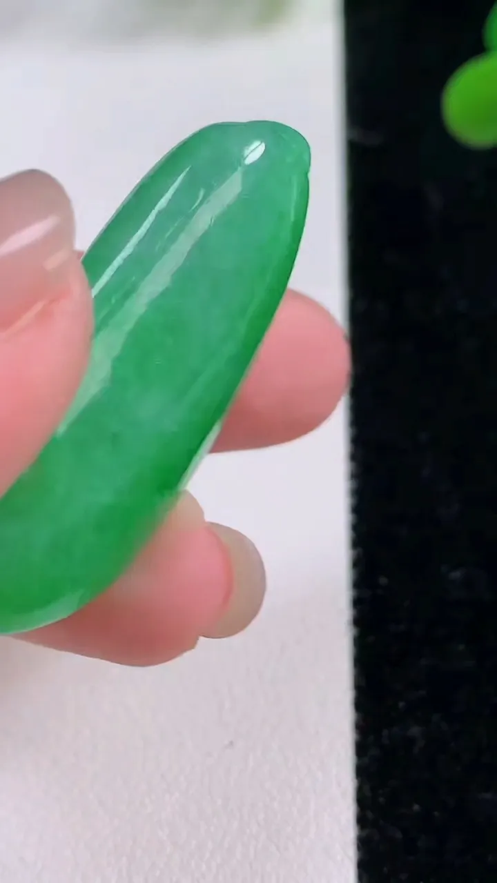 天然A货翡翠福瓜吊坠，尺寸39.4-18.5-12，重量:15.47g
11月25日