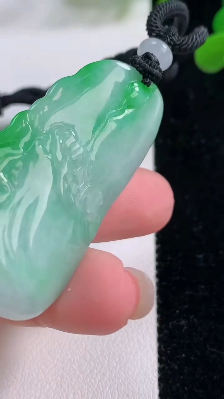 天然A货翡翠凤凰吊坠，尺寸46-24.3-7.6，重量:20.15g
11月25日