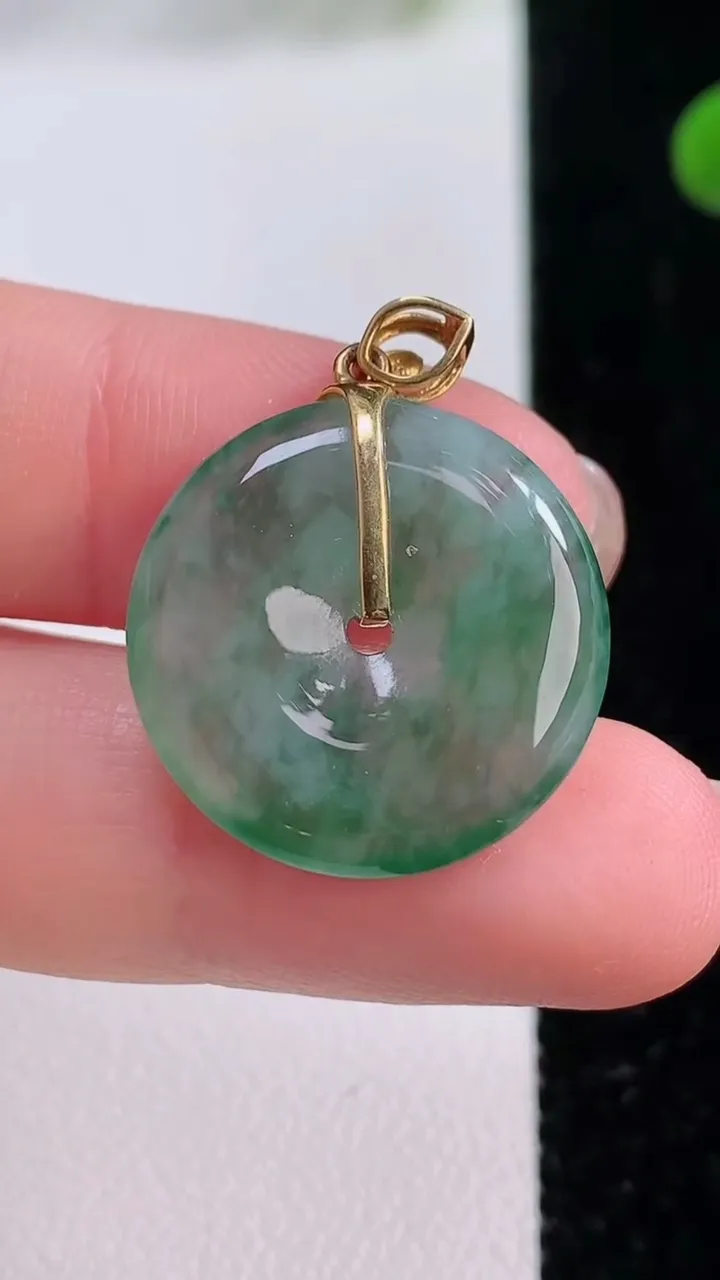 天然A货翡翠种飘花平安扣吊坠，尺寸20.8-3.6，重量:3.77g
11月25日