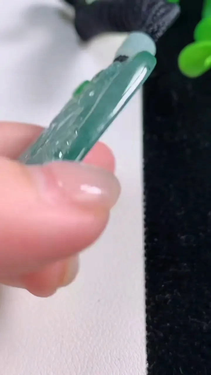 天然A货翡翠大势至菩萨吊坠，尺寸70-40.8-5.5，重量:42.19g
11月25日