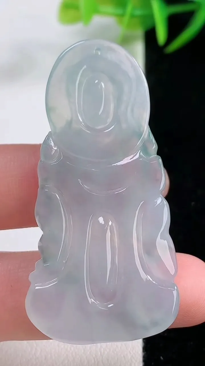 天然A货翡翠冰种飘花观音菩萨吊坠，尺寸52.3-25.4-5，重量:12.77g
11月25日